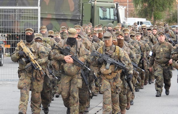 חיילים בנמל המבורג, ספטמבר. מתרגלים את תרחיש נאט''ו המדובר / צילום: Reuters, IMAGO חיילים בנמל המבורג, ספטמבר. מתרגלים את תרחיש נאט''ו המדובר / צילום: Reuters, IMAGO