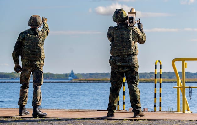 כוחות מיוחדים מיירטים רחפנים לא מזוהים, ספטמבר. איום שעומד במוקד התרגיל הרב-לאומי / צילום: Reuters, Thomas Imo כוחות מיוחדים מיירטים רחפנים לא מזוהים, ספטמבר. איום שעומד במוקד התרגיל הרב-לאומי / צילום: Reuters, Thomas Imo