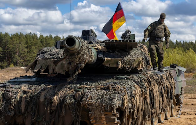 חייל גרמני על טנק כ-130 ק''מ מליטא. במהלך תרגיל ''זאב ברזל'' / צילום: ap, Mindaugas Kulbis חייל גרמני על טנק כ-130 ק''מ מליטא. במהלך תרגיל ''זאב ברזל'' / צילום: ap, Mindaugas Kulbis