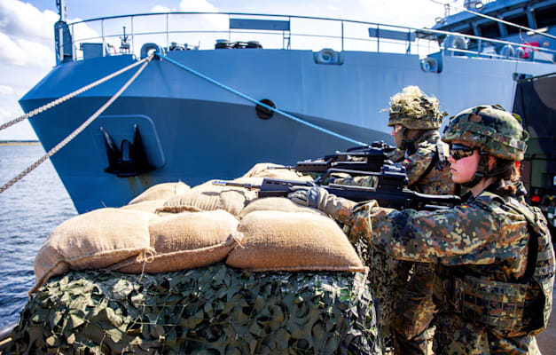 חיילי בונדסוור בנמל. מאבטחים העמסת אוניית תובלה / צילום: Reuters, Jens Büttner חיילי בונדסוור בנמל. מאבטחים העמסת אוניית תובלה / צילום: Reuters, Jens Büttner