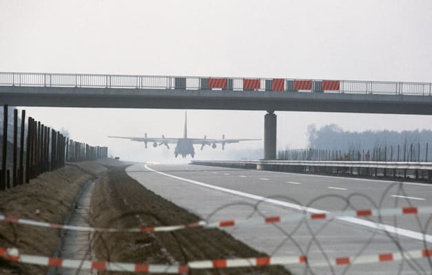 לוקהיד C-130 הרקולס נוחת בכביש, 1984. תשתיות דו-שימושיות היו הנורמה במלחמה הקרה / צילום: TSGT Rod Prouty לוקהיד C-130 הרקולס נוחת בכביש, 1984. תשתיות דו-שימושיות היו הנורמה במלחמה הקרה / צילום: TSGT Rod Prouty