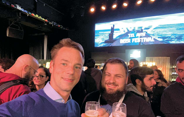 סגן שגריר דנמרק (משמאל) עם קובי קרמר, מפיק פסטיבל ''הופי'' ה-2024 / צילום: מתוך פייסבוק שגרירות דנמרק בישראל סגן שגריר דנמרק (משמאל) עם קובי קרמר, מפיק פסטיבל ''הופי'' ה-2024 / צילום: מתוך פייסבוק שגרירות דנמרק בישראל