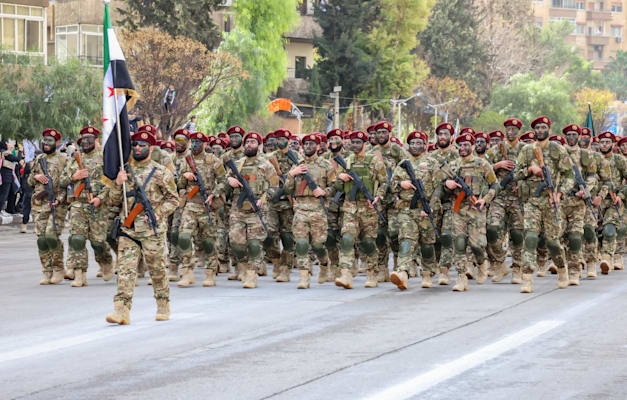 מצעד צבאי לציון יום השנה הראשון לחילוף משטר אסד, השבוע / צילום: Reuters, Mohammad Daher/NurPhoto