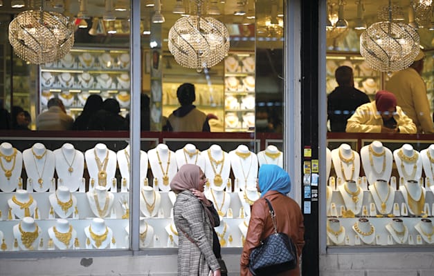 נשים ליד חנות תכשיטים. הביקוש יורד / צילום: Reuters, Anthony Behar