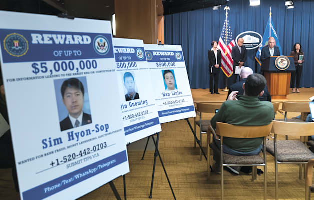 מסיבת עיתונאים בפרשת הטבק. סים היון סופ ומבוקשים אחרים / צילום: ap מסיבת עיתונאים בפרשת הטבק. סים היון סופ ומבוקשים אחרים / צילום: ap