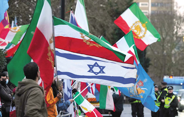 דגלי איראן שלפני המהפכה, בהפגנה בברלין. ''אחרי נפילת המשטר היא וישראל יעבדו יחד'' / צילום: ap, Alastair Grant