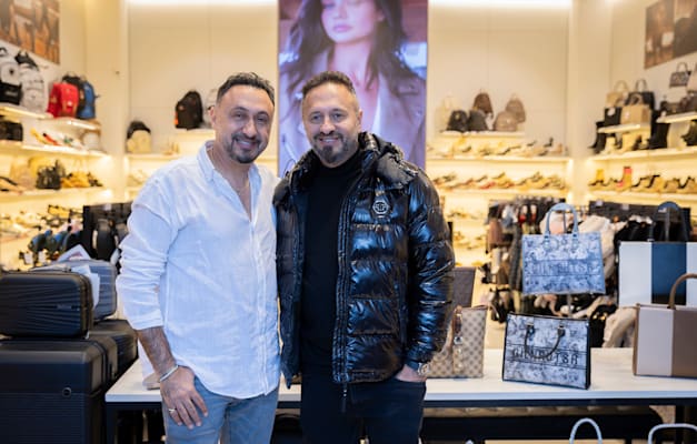 אינסאז (משמאל) לצד אחיו פרדי. עלה עשור לפני רוני ופתח חנות בתחנה המרכזית בתל אביב / צילום: כפיר זיו אינסאז (משמאל) לצד אחיו פרדי. עלה עשור לפני רוני ופתח חנות בתחנה המרכזית בתל אביב / צילום: כפיר זיו