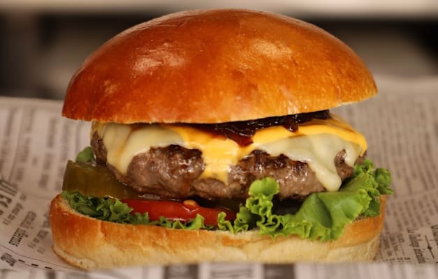 המבורגר בקלומפוס / צילום: אורן אלחנתי