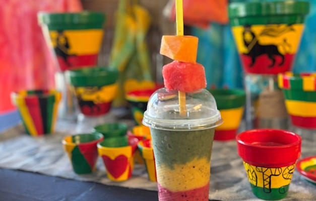 משקה צבעוני בלב השביל / צילום: יעל שמואלי משקה צבעוני בלב השביל / צילום: יעל שמואלי