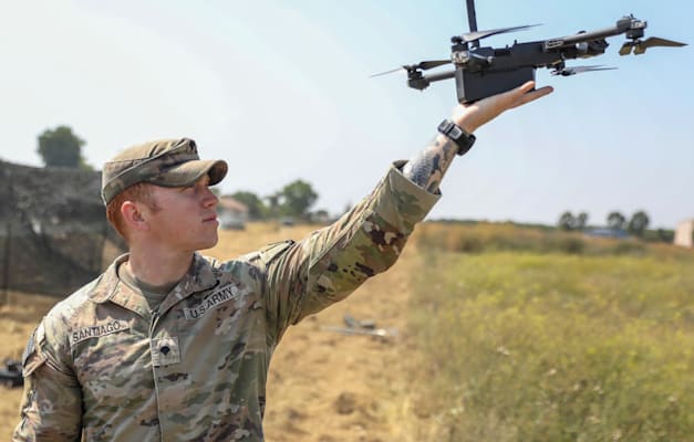 חייל אמריקאי מפעיל רחפן בתרגיל ברומניה. ארה''ב מייצרת הרבה פחות רחפנים מסין והם יקרים יותר / צילום: Reuters, ZUMA Press Wire