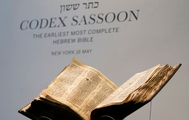 ''קודקס ששון'',  התנ''ך בכתב יד מהמאה העשירית. נמכר תמורת 38 מיליון דולר / צילום: ap, John Minchillo