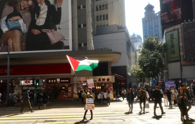 השיח העוין הפך לדעת מיעוט? אישה מפגינה נגד ישראל בהונג קונג, החודש / צילום: Reuters