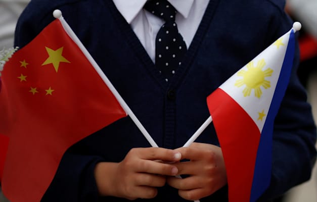 הדגל הפיליפיני והדגל הסיני / צילום: Reuters, Thomas Peter הדגל הפיליפיני והדגל הסיני / צילום: Reuters, Thomas Peter