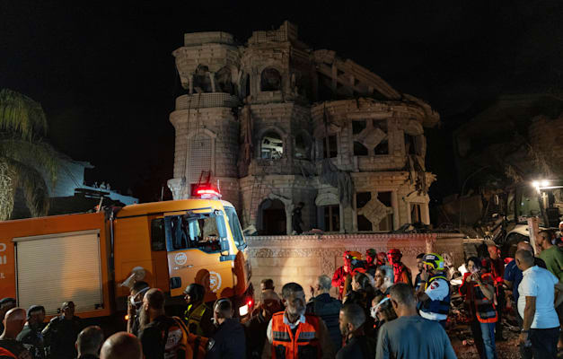 נפילת הטיל בטמרה. ''שלוש בנות משפחה שלנו נהרגו'' / צילום: ap, Daniel Rolider נפילת הטיל בטמרה. ''שלוש בנות משפחה שלנו נהרגו'' / צילום: ap, Daniel Rolider