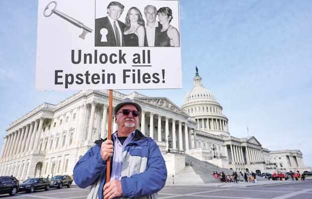 ''שחררו את כל מסמכי אפשטיין''. מפגין בסמוך לבניין הקפיטול, נובמבר 2025 / צילום: ap, Mariam Zuhaib ''שחררו את כל מסמכי אפשטיין''. מפגין בסמוך לבניין הקפיטול, נובמבר 2025 / צילום: ap, Mariam Zuhaib