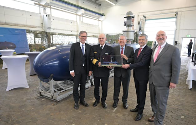 (מימין לשמאל): שגריר ישראל בגרמניה, רון פרושאור; מנכ״ל אטלס אלקטרוניק TKMS, מיכאל אוזגובסקי; מנכ״ל התעשייה האווירית IAI בועז לוי; מפקד חיל הים הגרמני, אדמירל קאאק; ומנכ''ל משרד הביטחון הגרמני, ינס פלוטנר / צילום: התעשייה האווירית (מימין לשמאל): שגריר ישראל בגרמניה, רון פרושאור; מנכ״ל אטלס אלקטרוניק TKMS, מיכאל אוזגובסקי; מנכ״ל התעשייה האווירית IAI בועז לוי; מפקד חיל הים הגרמני, אדמירל קאאק; ומנכ''ל משרד הביטחון הגרמני, ינס פלוטנר / צילום: התעשייה האווירית