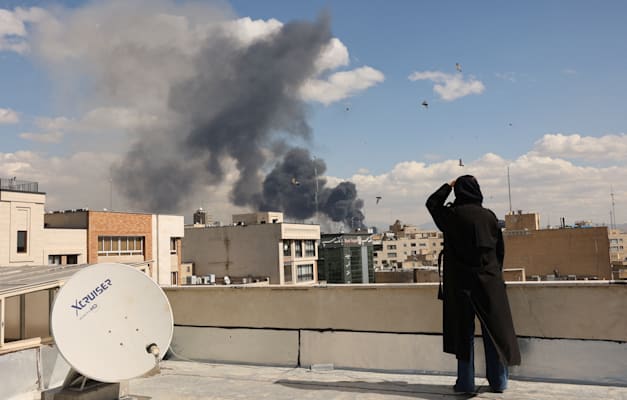 עשן בטהרן לאחר התקיפה המשולבת של ישראל וארה''ב / צילום: AP עשן בטהרן לאחר התקיפה המשולבת של ישראל וארה''ב / צילום: AP