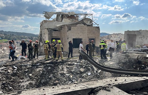 אזור הפגיעה הישירה בבית שמש / צילום: דוברות מד''א אזור הפגיעה הישירה בבית שמש / צילום: דוברות מד''א