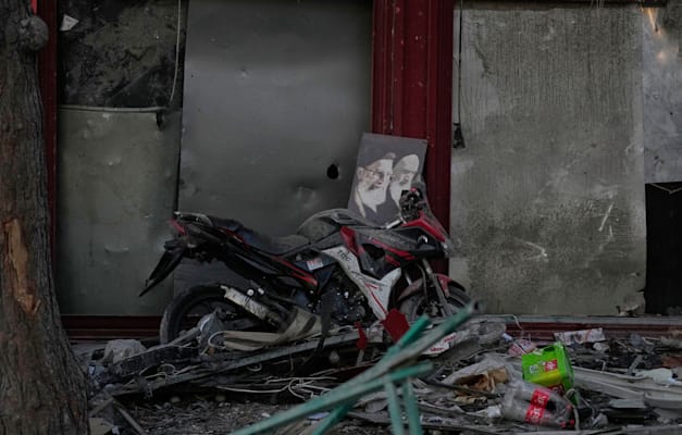 תמונה של חמינאי וחומייני בין ההריסות בטהרן. ''עכשיו יש שריף בשטח'' / צילום: ap, Vahid Salemi