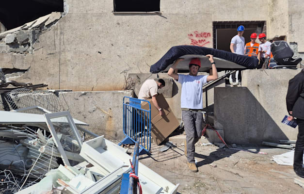 מתנדב עוזר בפינוי. ''ההירתמות מטורפת'' / צילום: אלה לוי-וינריב