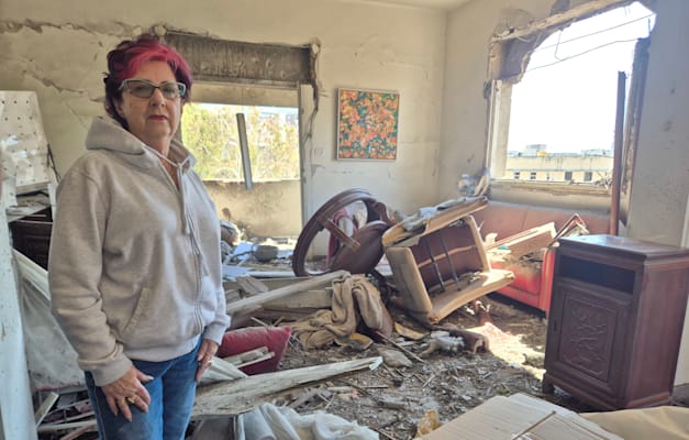 חנה פורת ודירתה שנהרסה. היא ובעלה היו בבית בזמן הפגיעה / צילום: אלה לוי-וינריב