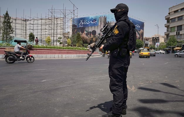 איש משמרות המהפכה במרכז טהראן / צילום: ap, Vahid Salemi