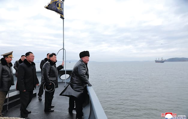 קים ג'ונג און השיק ספינת מלחמה חדשה / צילום: Reuters, KCNA