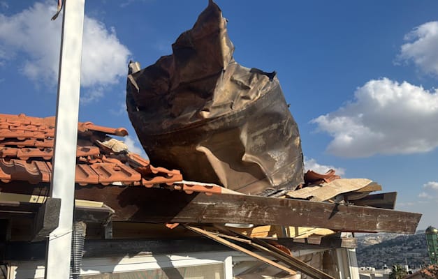 שברי יירוט על בניין מגורים במזרח ירושלים / צילום: כבאות והצלה לישראל