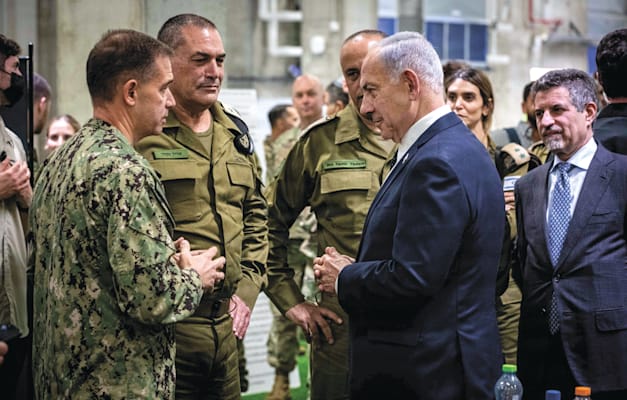 משמאל: האדמירל קופר, הרמטכ''ל זמיר וראש הממשלה נתניהו, במפקדה האמריקאית בקריית גת. בן בית באזור / צילום: ap, Staff Sgt. Michael Ito