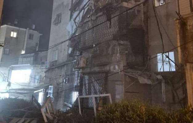 תיעוד קריסת מבנה בבני ברק בשל הירי מאיראן, הערב / צילום: כבאות והצלה