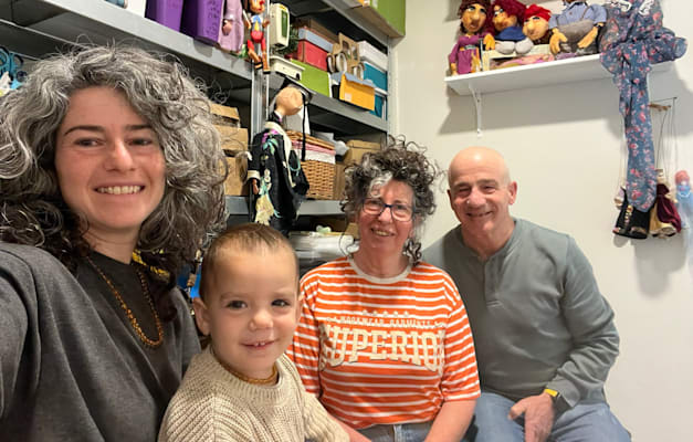 נועה פרידמן (משמאל), עם הוריה ובתה / צילום: פרטי נועה פרידמן (משמאל), עם הוריה ובתה / צילום: פרטי