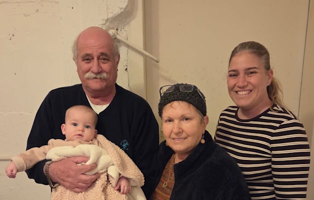 משה מושקוביץ, עם אשתו, בתו ונכדתו / צילום: פרטי משה מושקוביץ, עם אשתו, בתו ונכדתו / צילום: פרטי