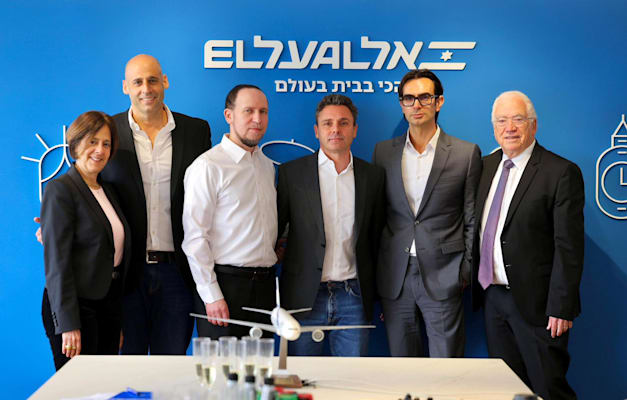 מימין לשמאל: עמיקם בן צבי, יו''ר אל על, עידן וולס, מנכ''ל קבוצת דלק, איתמר פורמן, מנכ''ל ישראכרט, משה מורגנשטרן, מנכ''ל פליי קארד, ליאור רביב, משנה למנכ''ל וראש חטיבת לקוחות פרטיים בישראכרט, ותמר יסעור, יו''ר ישראכרט / צילום: יוגב ברגר