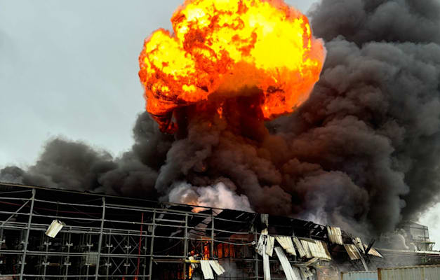 לוחמי אש מכבים את האש שפרצה לאחר פגיעת חלק יירוט באזור נאות חובב / צילום: כבאות והצלה לישראל לוחמי אש מכבים את האש שפרצה לאחר פגיעת חלק יירוט באזור נאות חובב / צילום: כבאות והצלה לישראל