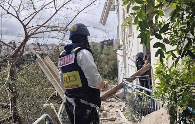 חובש מד''א בזירת נפילה לאחר ירי טילים לצפון / צילום: דוברות מד''א