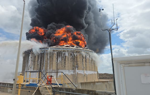 הפגיעה בבתי הזיקוק בחיפה / צילום: כבאות והצלה לישראל