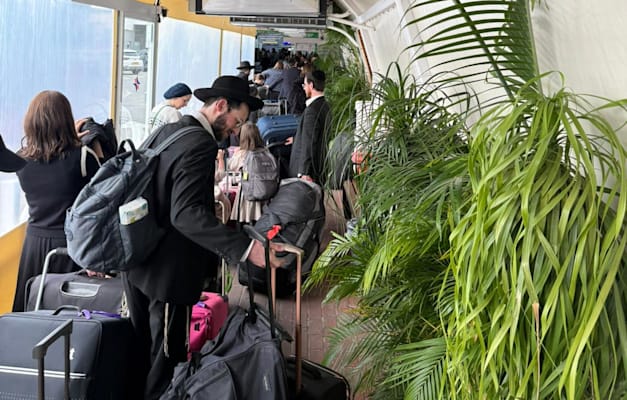 ישראלים במעבר טאבה, יום ו' (27 במרץ) / צילום: מנחם שטראובר