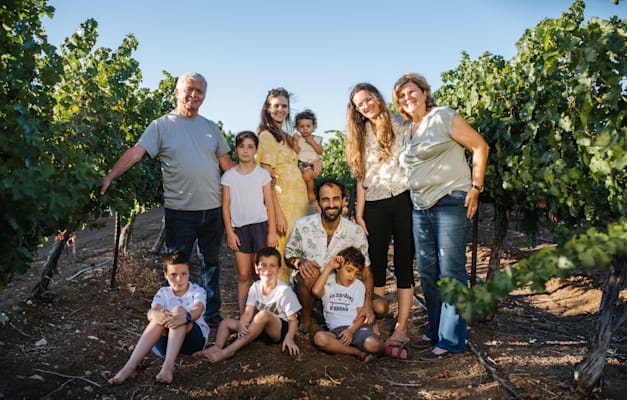 איציק כהן ומשפחתו בכרם. ''זה היה החלום שלי'' / צילום: נטלי שור