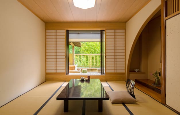 חדר שינה מסורתי עם ריצוף טאטאמי ומסכי שוז'י באונסן, יפן / צילום: Shutterstock