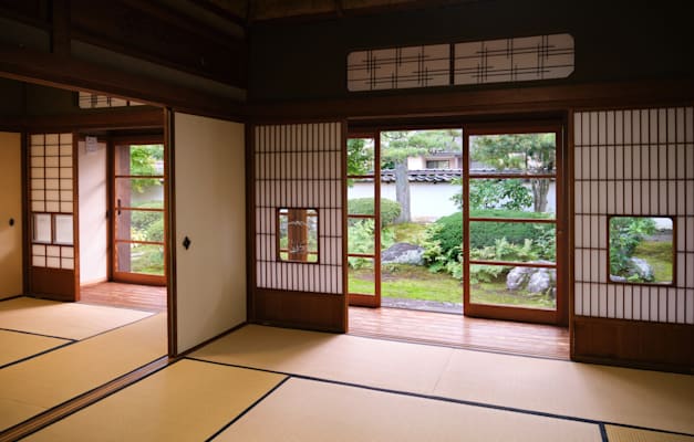 סלון מסורתי עם יציאה לגן בעיצוב Karesansui / צילום: Shutterstock