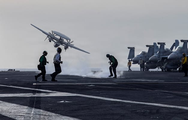 מטוס מעקב יוצא למשימה מנושאת המטוסים האמריקאית לינקולן / צילום: Reuters, US Navy מטוס מעקב יוצא למשימה מנושאת המטוסים האמריקאית לינקולן / צילום: Reuters, US Navy