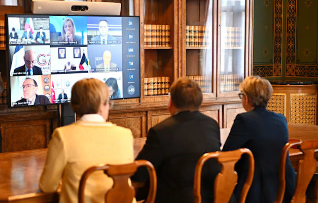 שרת החוץ הבריטית איווט קופר בוועידה וירטואלית (מימין) / צילום: ap, Neal Leo שרת החוץ הבריטית איווט קופר בוועידה וירטואלית (מימין) / צילום: ap, Neal Leo