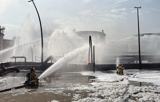 כבאים באזור תעשייה במא'אמיר בבחריין. ''פגיעה בכלכלה לאורך שנים'' / צילום: ap, Capture One