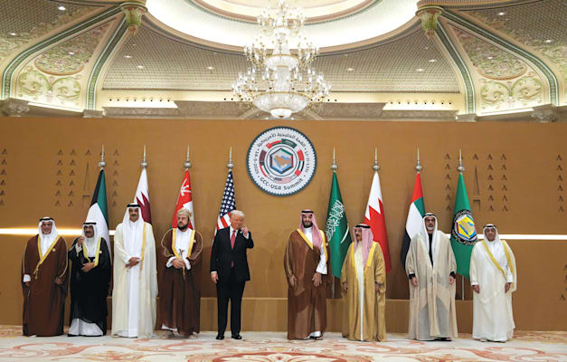 הנשיא טראמפ ומנהיגי מדינות המפרץ הערביות. מעדיפים נתיב דיפלומטי לסיום המלחמה / צילום: ap, Alex Brandon