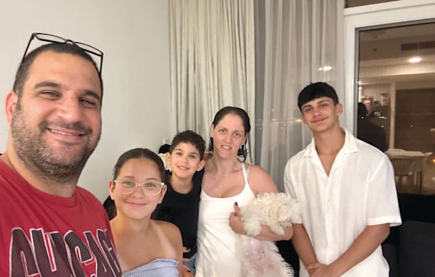 משה נחמדי ומשפחתו, גרים בג'ומיירה וילג' סירקל. ''הולכים לבריכה בכיף'' / צילום: פרטי