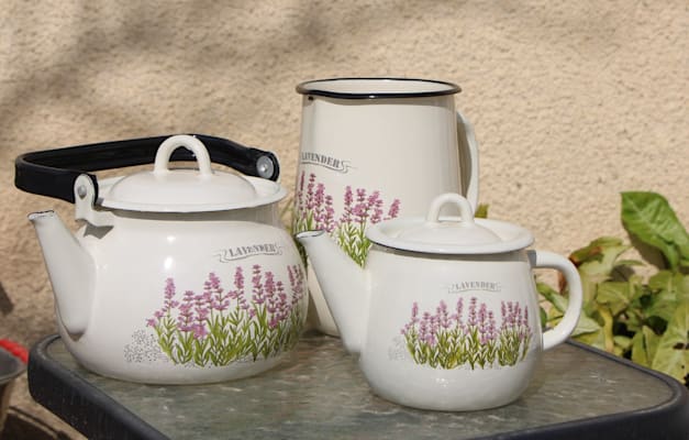 כלי אמייל מעוצבים בקריית שמונה / צילום: שמואל גרג׳י