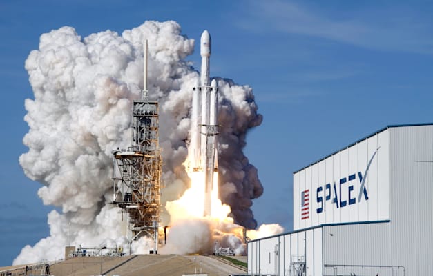 שיגור של ספייס איקס ומאסק (למטה). הפיתוחים החדשים מאתגרים את החברות הוותיקות / צילום: ap, John Raoux