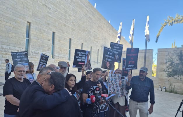 המשפחות השכולות מחוץ לבית המשפט העליון הבוקר / צילום: ניצן שפיר
