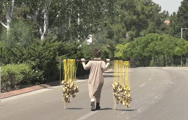 רגע מתוך עבודת הוידיאו של דורון נעמה גלפר (''משא כבד'') / צילום: באדיבות האמנים רגע מתוך עבודת הוידיאו של דורון נעמה גלפר (''משא כבד'') / צילום: באדיבות האמנים
