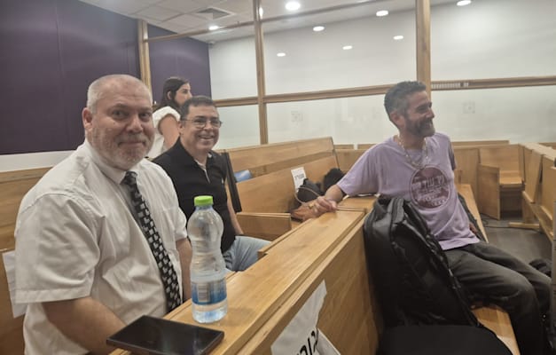 העיתונאים אורי משגב ובן כספית ועו''ד גונן בן יצחק בבית המשפט, בדיון בתביעת הדיבה של ראש הממשלה בנימין נתניהו